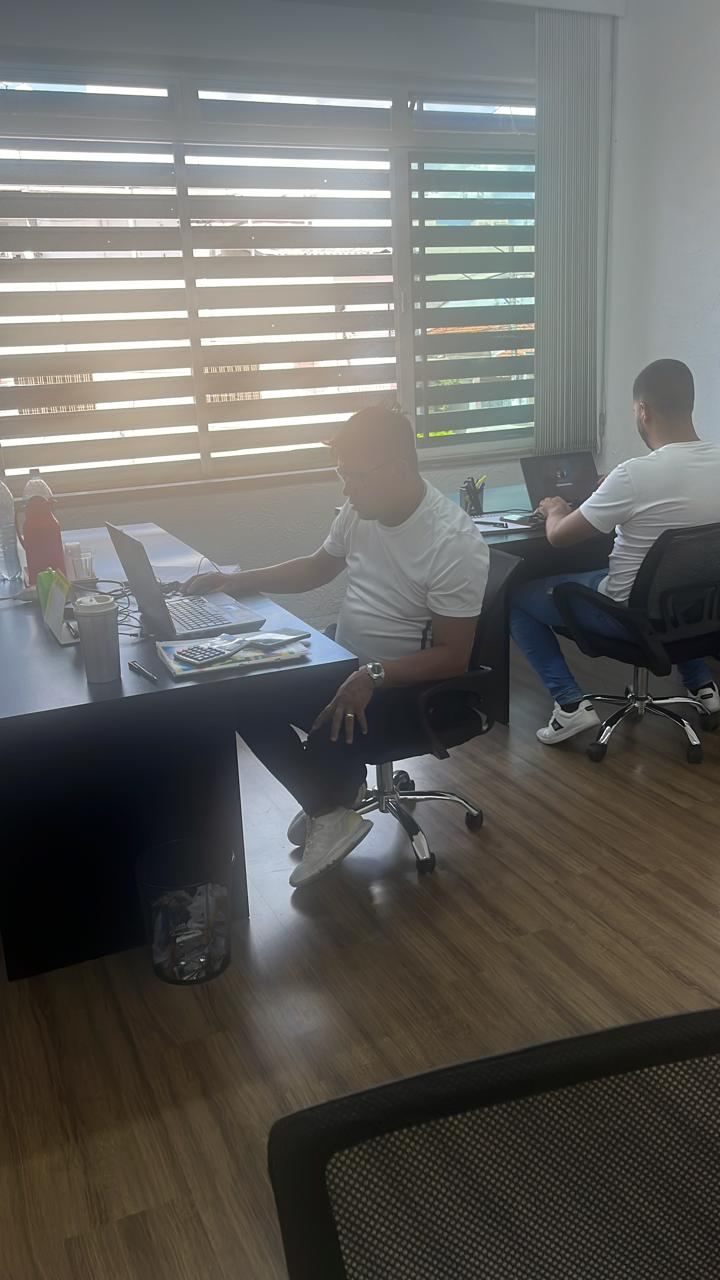 Equipe Capital Return trabalhando no escritório